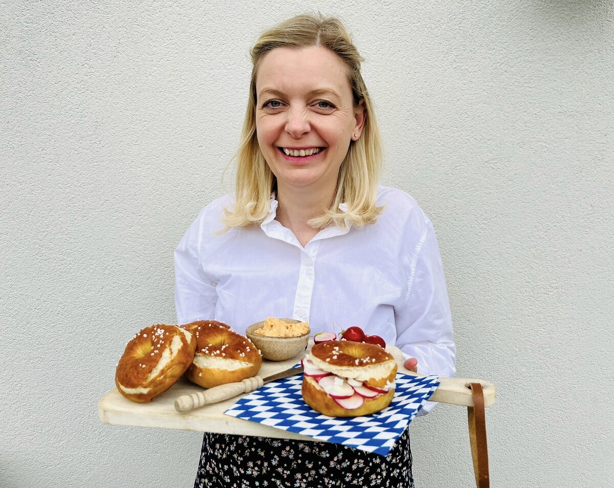 Alexandra präsentiert ihre köstlichen Wiesn-Bagels.⇒AFB