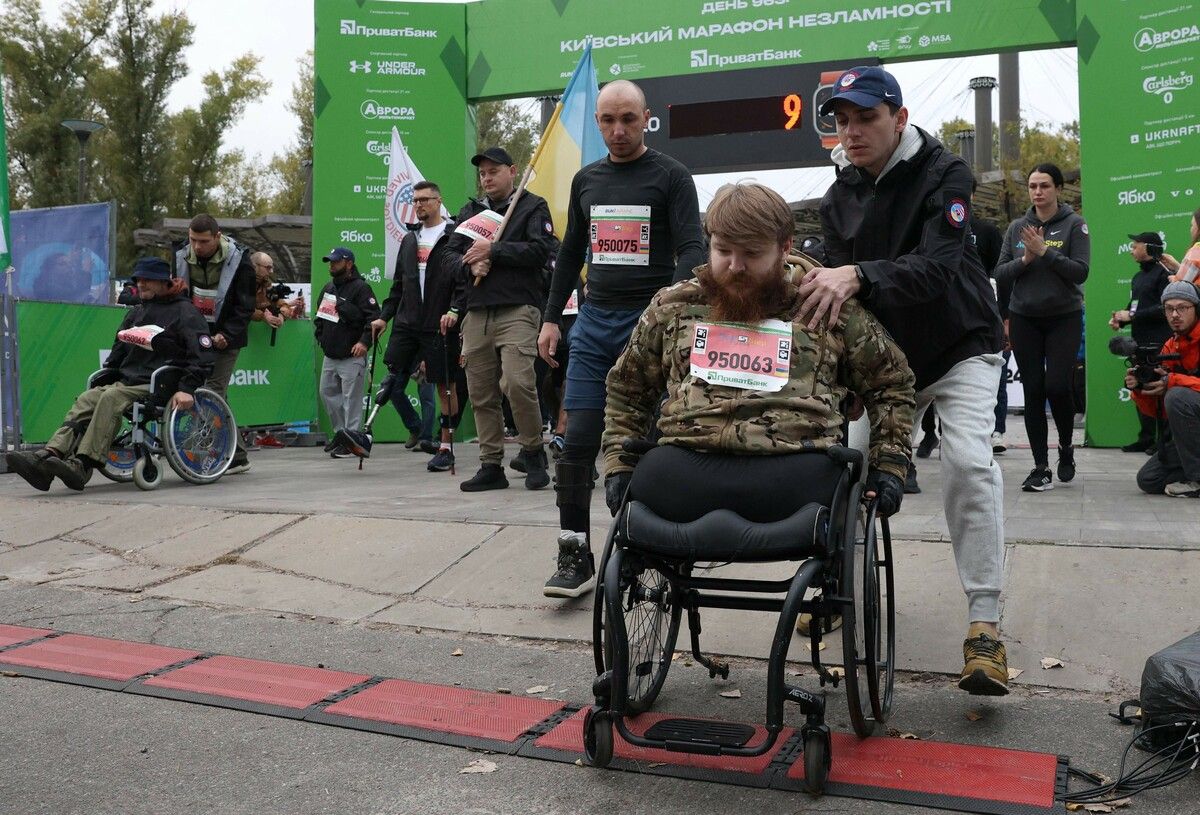 Amputierte ukrainische Veteranen am 13. Oktober 2024 beim Start zum „Kiewer Marathon der Unbesiegbarkeit“. AFP
