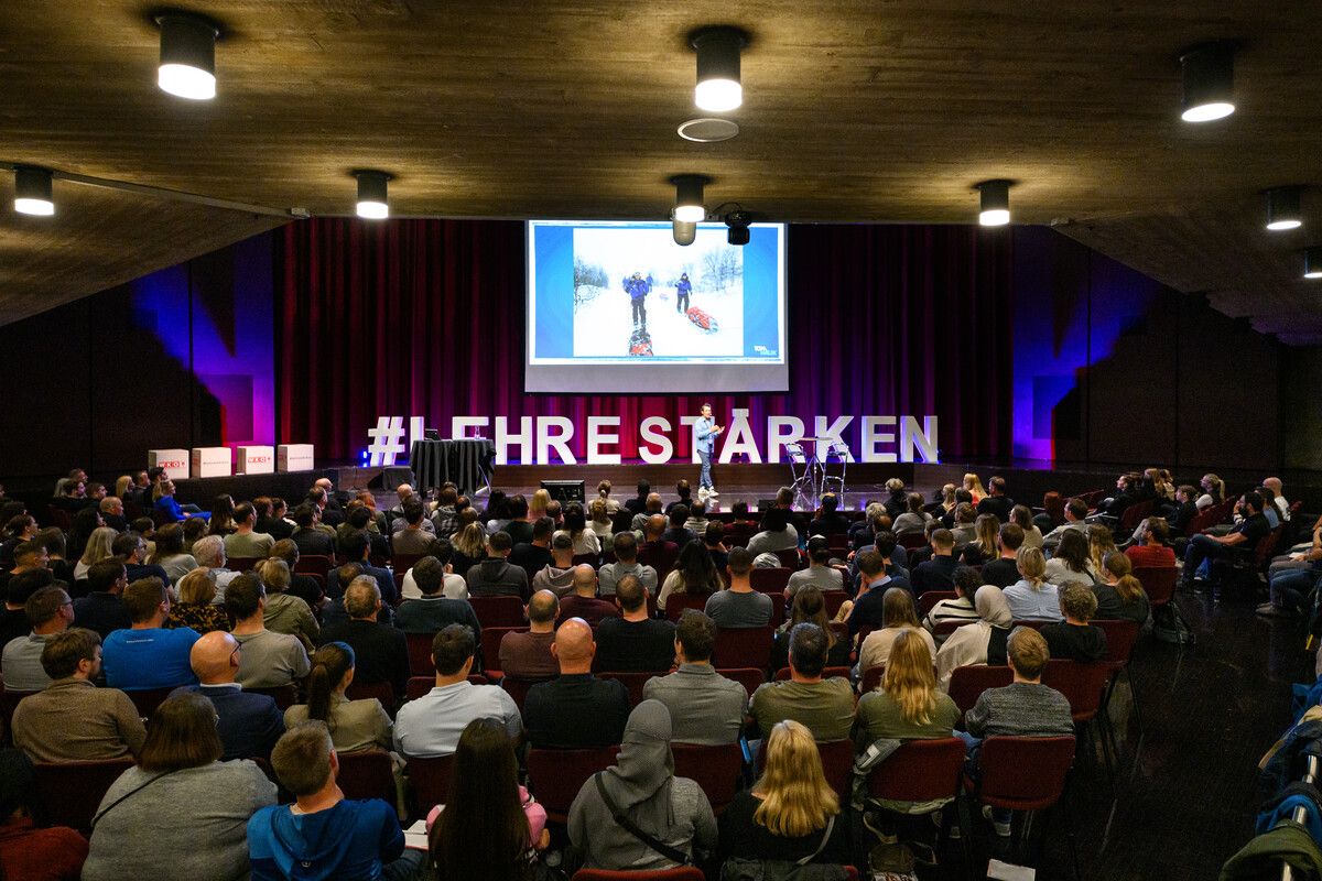 An die 300 Lehrlingsausbildenden trafen sich zum Ideenaustausch im Rahmen des Ausbilderforums.⇒WKV