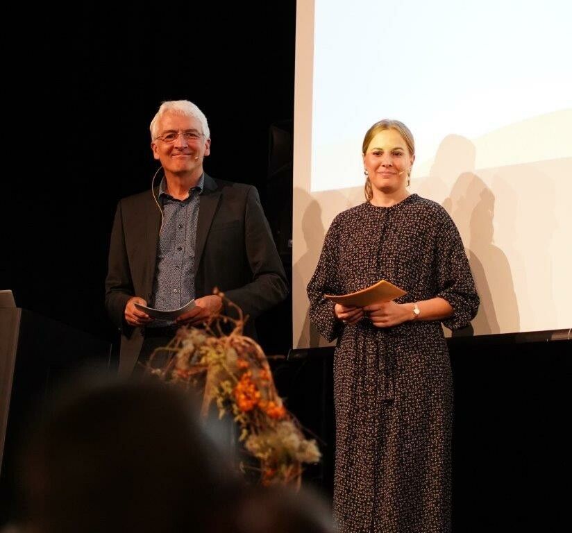 Andrea Moosbrugger, Leiterin Stationspflege, und Oberarzt Otto Gehmacher führten das zahlreich erschienene Publikum durch den Festabend.⇒palliativgesellschaft