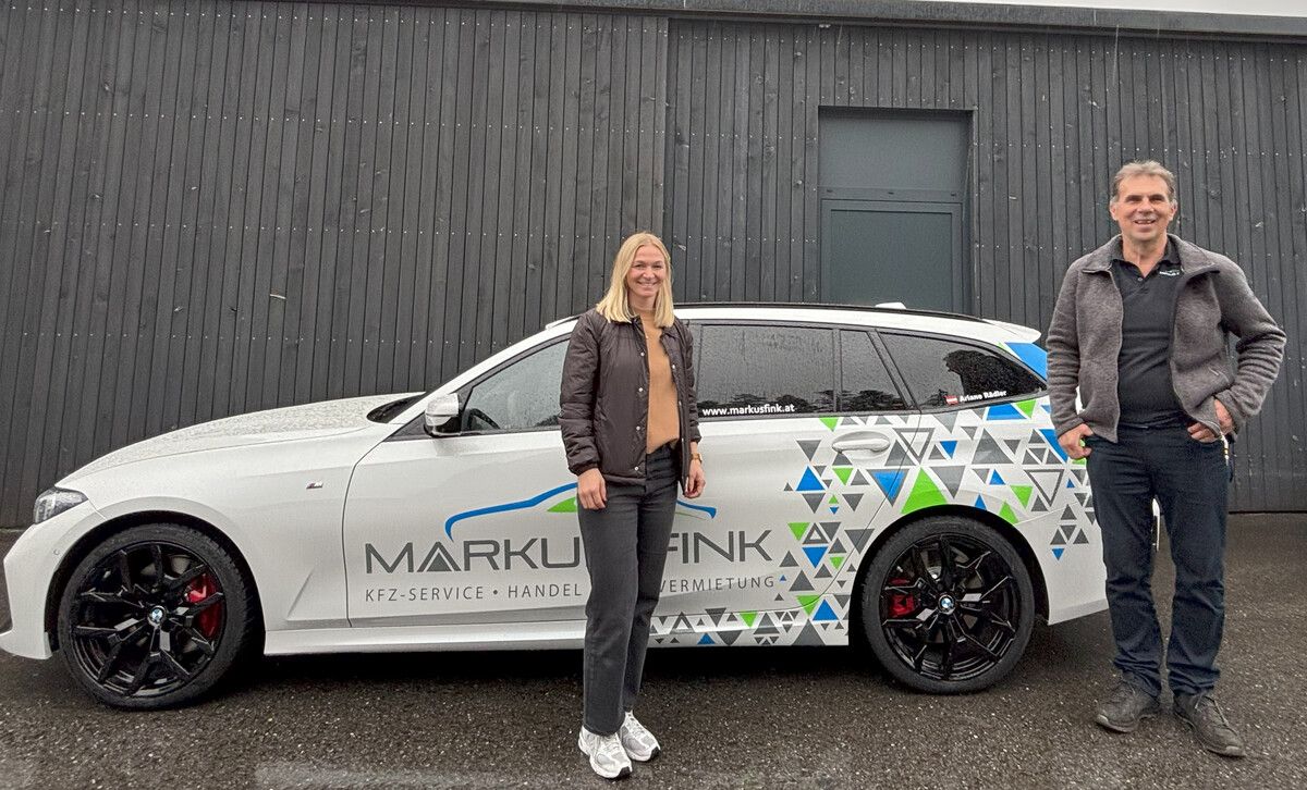 Ariane Rädler freut sich, zusammen mit Autosponsor Markus Fink, auf die ersten Ausfahrten.⇒VN