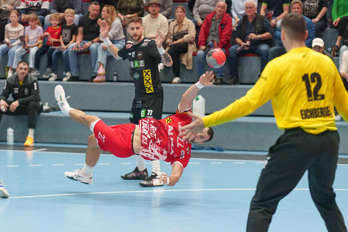 Artistische Einlage von Hard-Kreisläufer Dejan Babic beim 38:27-Kantersieg des Alpla HC Hard gegen Graz.⇒VN/STiplovsek