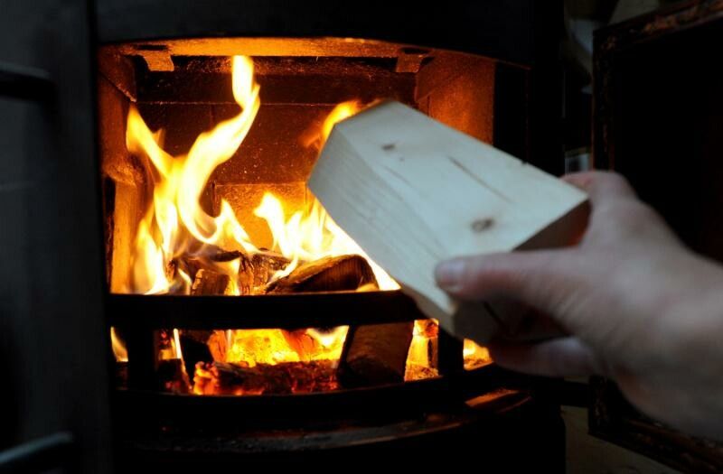 Auch Holz enthält kohlenstoffhaltige Substanzen.⇒dpa