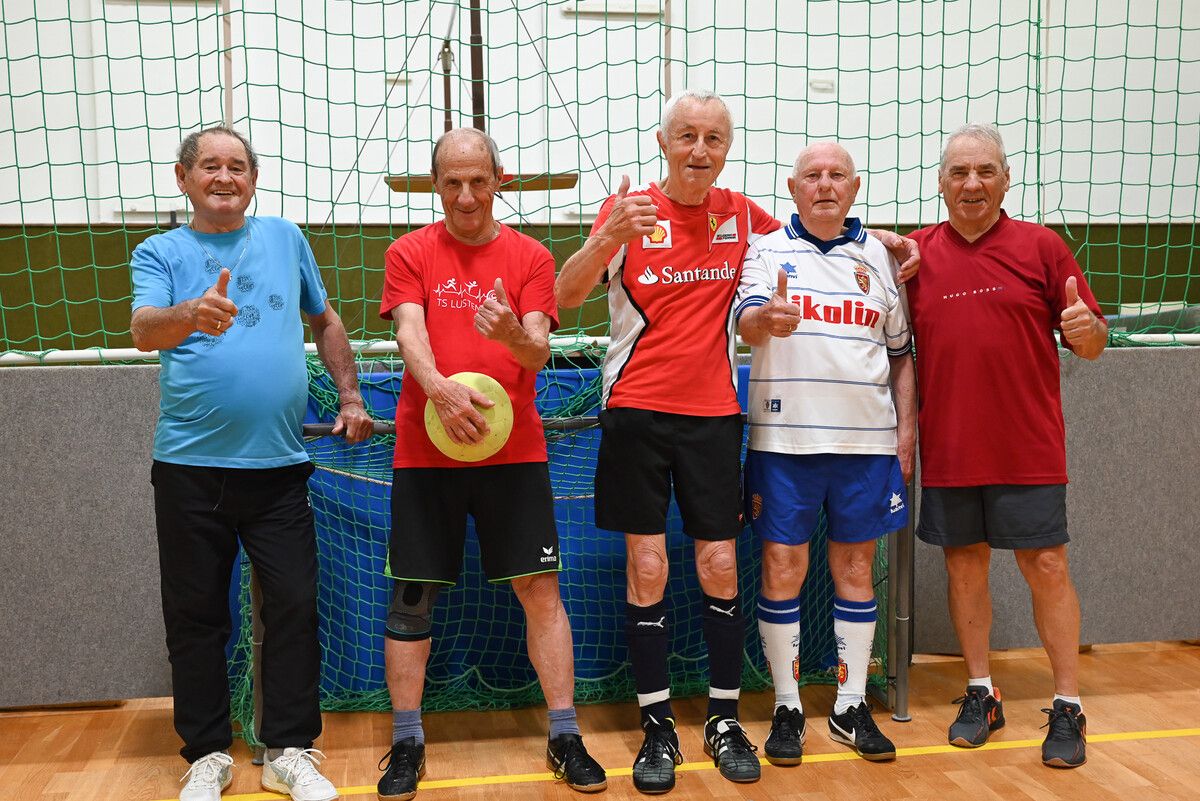Auch mit über 80 kickt es sich noch gut. Oskar Hollenstein, Heinz Bösch, Gerd König, Willy König und Rudi Prutti (v. l.) spielen einmal wöchentlich mit der Männerriege der Turnerschaft Lustenau Fußball. ⇒BVS (3)