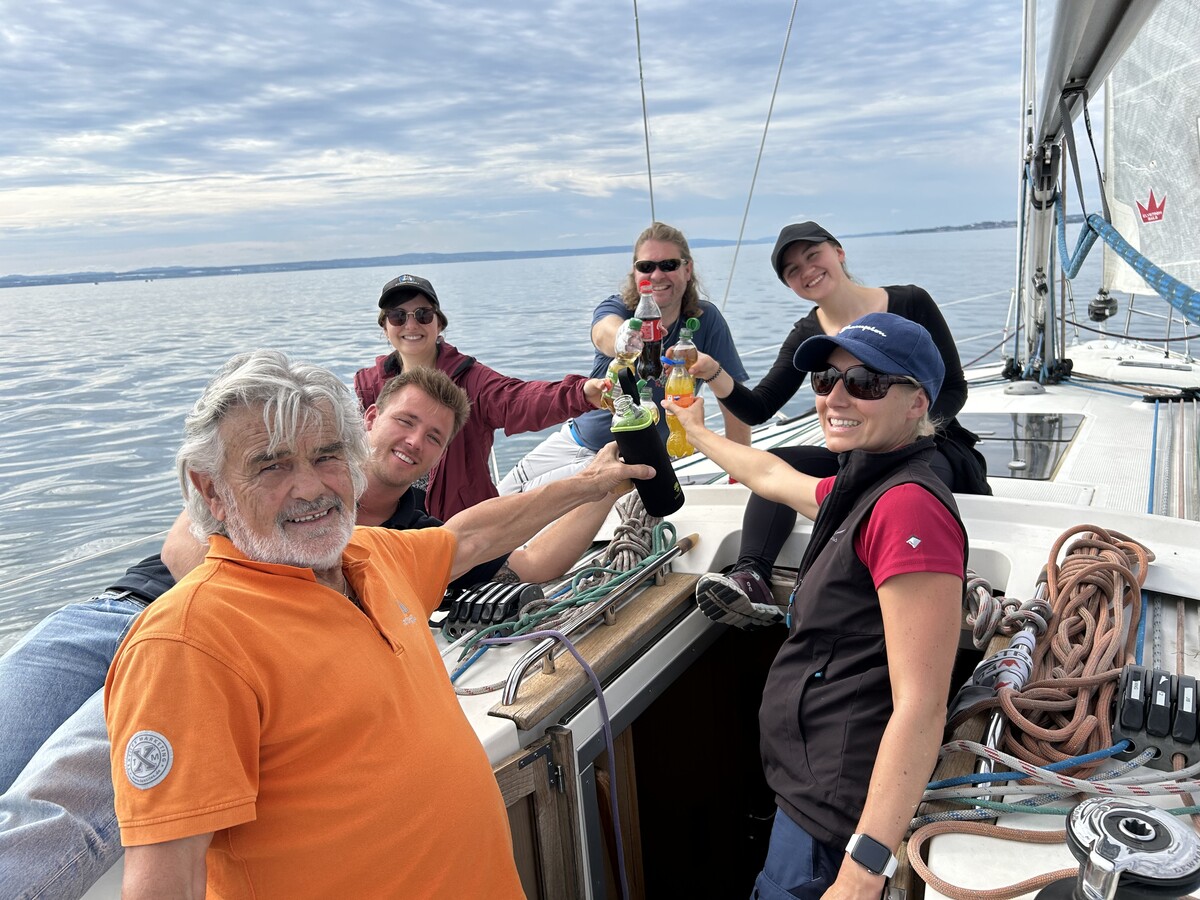 Auf dem Boot stießen die Gewinnerinnen und Gewinner an.