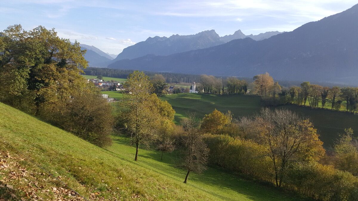 Auf dem Literaturweg oberhalb von Bludesch hat man eine schöne Aussicht auf den Walgau. Festes Schuhwerk wird empfohlen. ⇒Anni Mathes