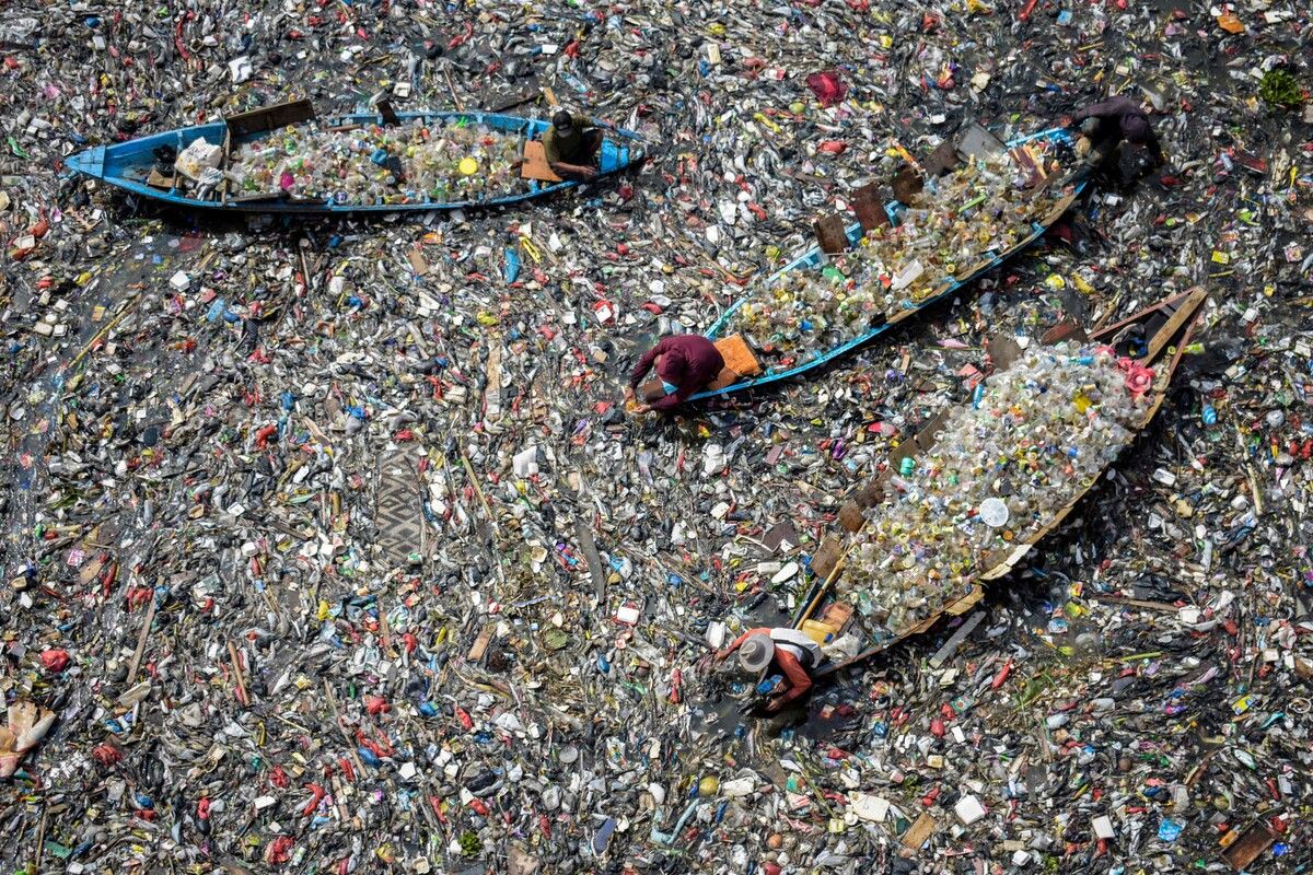 Aus dem stark verschmutzten Citarum-Fluss in Indonesien sammeln Menschen auf Booten recycelbare Kunststoffe. AFP