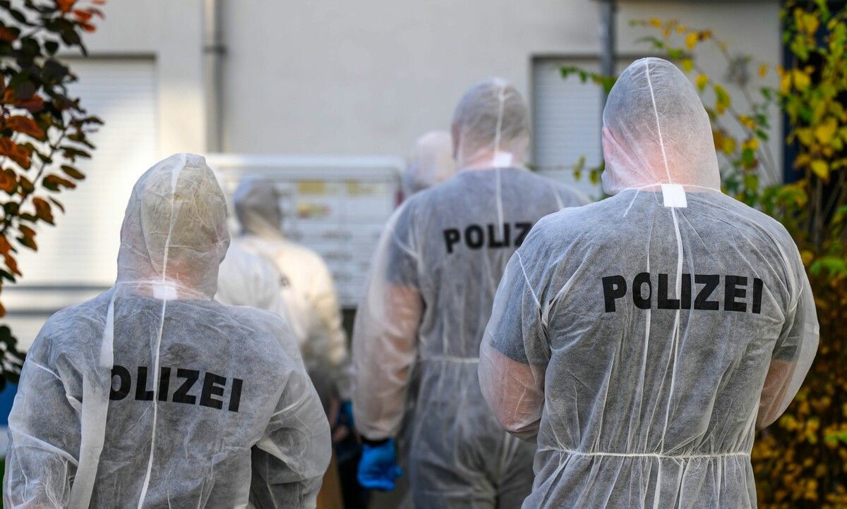 Beamte der Spurensicherung auf dem Weg zum Tatort. ⇒apa