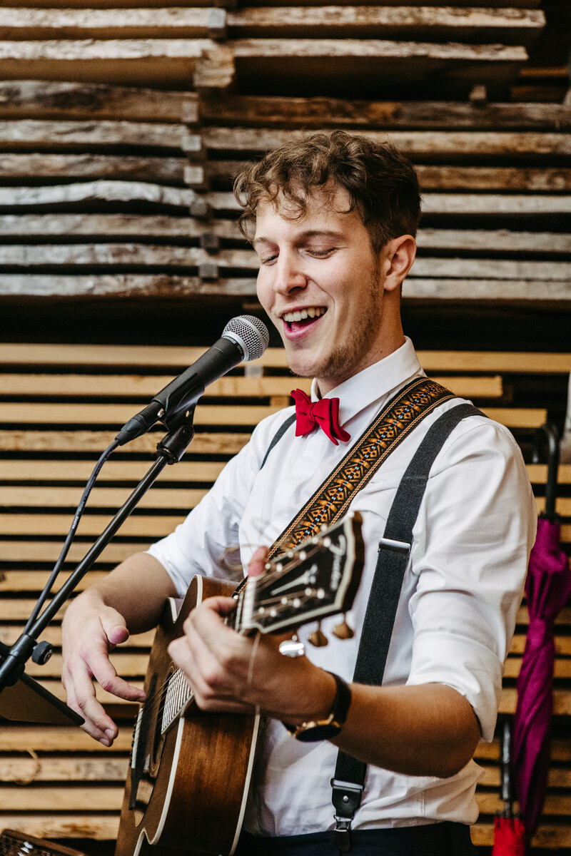 Bei der Hochzeit seiner Schwester Stefanie im September des Vorjahres gestaltete Jonas Hopfner die Agape mit seinem Gitarrenspiel und seinem Gesang. ⇒Leander Rambichler-Praxmarer