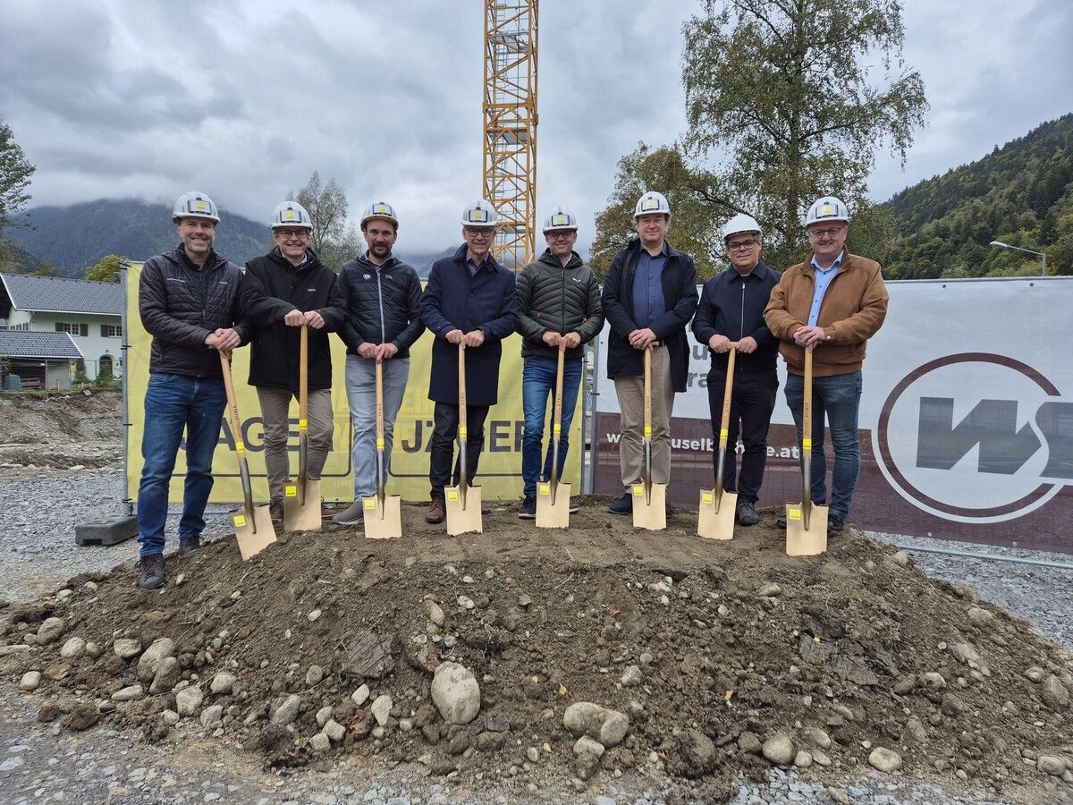 Beim Spatenstich dabei: Rainer Gehrmann (Abteilungsleiter Hoch- und Tiefbau Jäger Bau) , Norbert Haumer (Vizebürgermeister Schruns), Josef Jenny (Projektleitung Neubau WS), Thomas Schöpf (Geschäftsführung WS), Thomas Egger (Egger Immobilien Verkauf Wohnungen), Christian Schmölz (Architekt), Roland Stemmer (Architekt), Martin Vallaster (Bürgermeister Bartholomäberg). ⇒vn/jun
