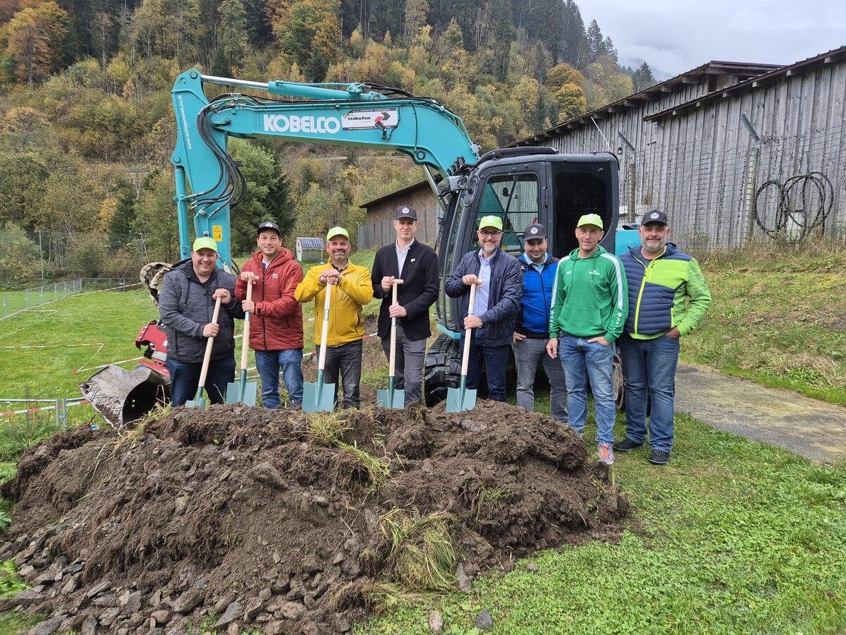 Beim Spatenstich dabei (v. l.): Adrian Netzer, Obmann Florian Netzer, Christian Sahler, Bgm. Josef Lechthaler, Walter Summer, Johannes Sturm, Stefan Mangard, Simon Kasper.