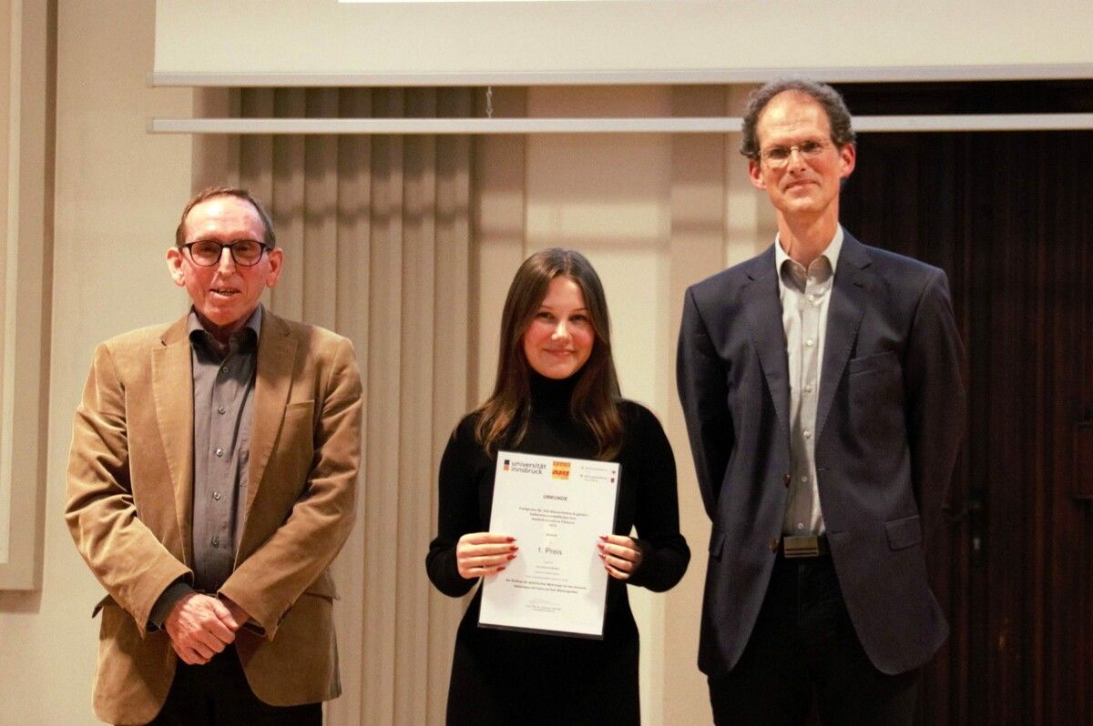 Betreuungslehrer Walter Gasperi, Emma Waldner und Prof. Johannes Odenthal bei der Überreichung des Dekrets. ⇒ME