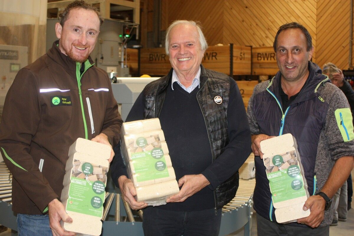 Betriebsleiter Bernhard Nöckl (r.), Obmann Herbert Sturn und Betriebsleiter-Stv. Arthur Heel freuen sich über die moderne Brikettieranlage. ⇒VN/TK
