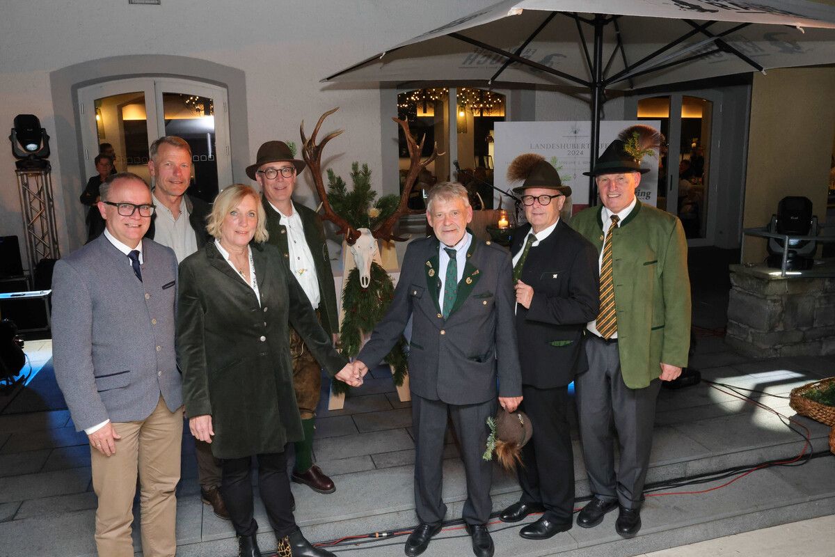 Bezirkshauptmann Gernot Längle, Landesveterinär Norbert Greber, Sabine Spieler-Lemaire, Blum-Finanzvorstand Gerhard Humpeler, die Landesjägermeister Anton Larcher, Christoph Breier und Bezirksjägermeister Hans Metzler. ⇒AME