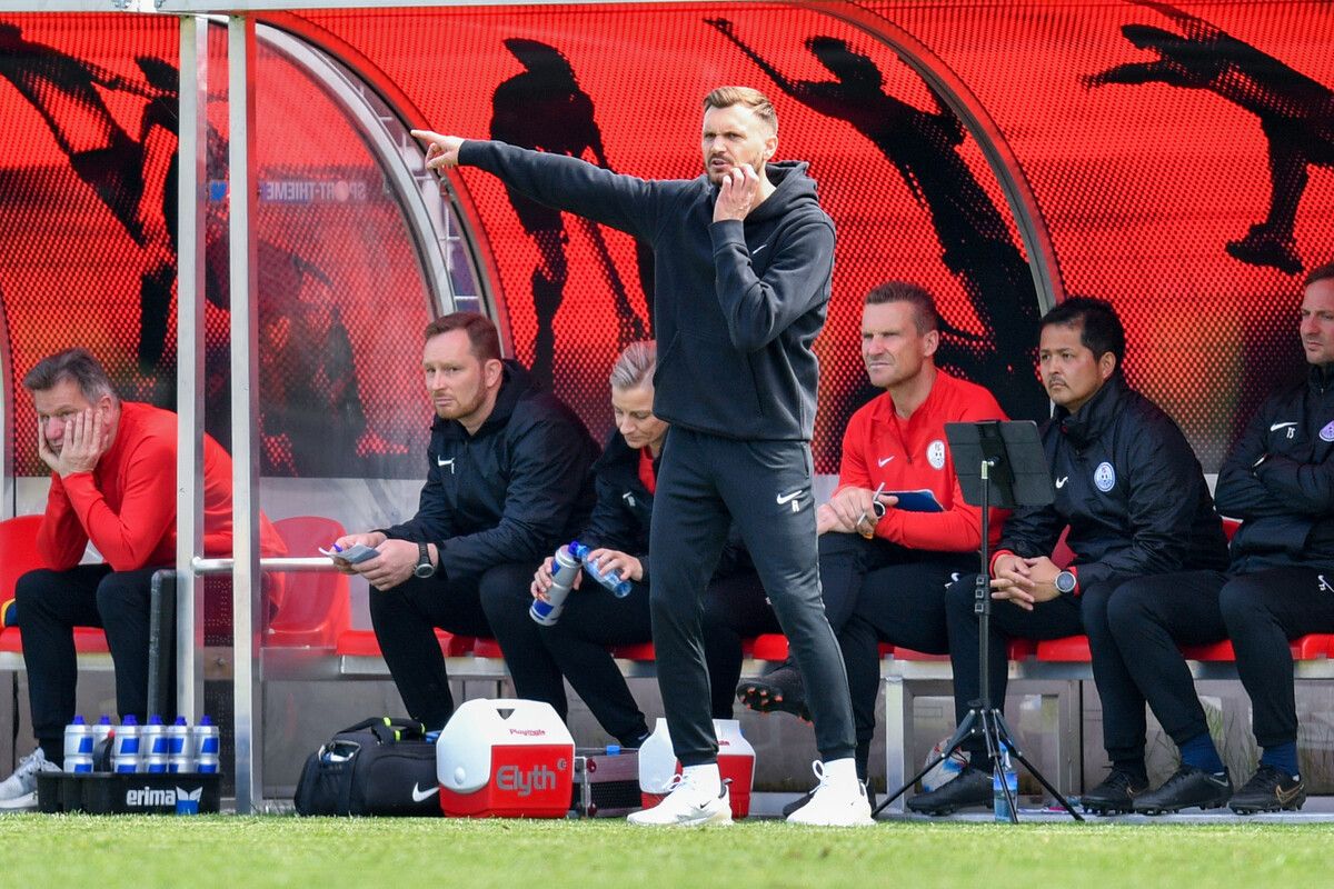 Bild aus dem Frühjahr 2023, als Fabio Ingolitsch beim FC Liefering an der Linie stand und Ex-Austria-Lustenau-Spieler Daniel Ernemann (Zweiter von links) noch Teammanager war.⇒gepa
