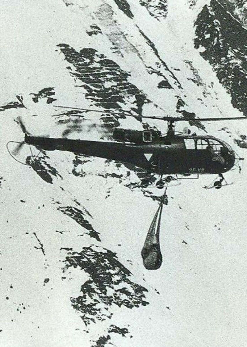 Binnen sechs Stunden brachten die Piloten Major Prader und Wachtmeister Kneisl die Schafe von der Alpe zum Salober-Parkplatz am Hochtannbergpass. ⇒STP