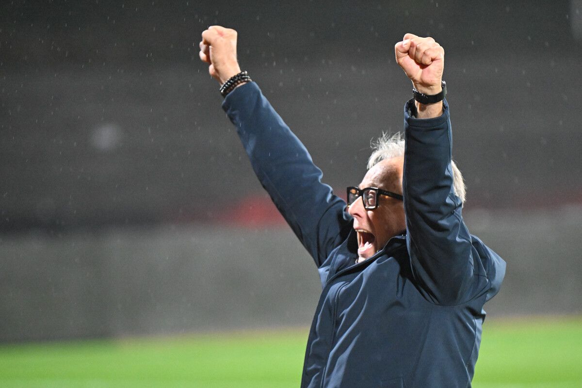 BREGENZ,AUSTRIA,30.OCT.24 - SOCCER - UNIQA OEFB Cup, round of 16, Schwarz Weiss Bregenz vs Grazer AK 1902. Image shows the rejoicing of head coach Regi van Acker (Bregenz). Photo: GEPA pictures/ Oliver Lerch