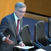 Budgetloch: Minister rechtfertigt sich