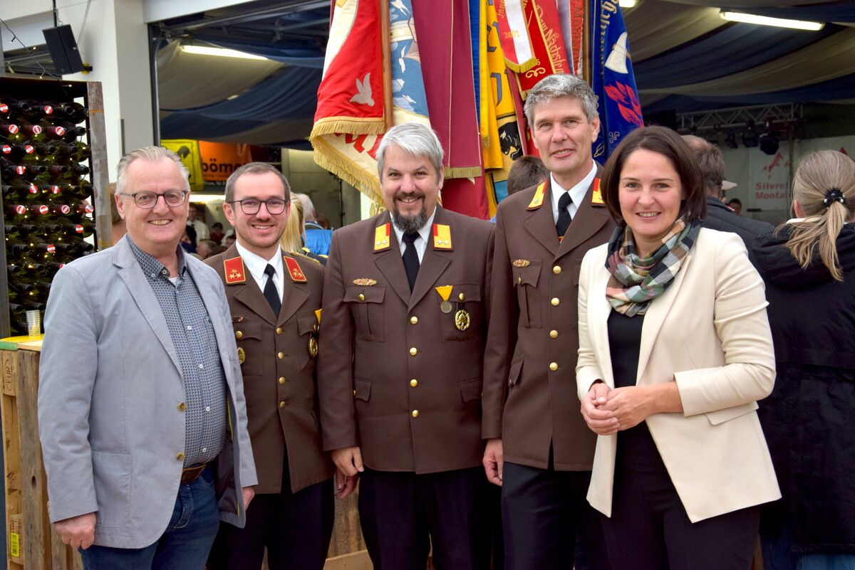 Bürgermeister Martin Vallaster (Bartholomäberg), Feuerwehrkommandant Thomas Battlogg (Bartholomäberg), Feuerwehr-Bezirksvertreter Thomas Bargehr, Abschnittsfeuerwehrkommandant Markus Greber und Landtags-Vizepräsidentin Monika Vonier.