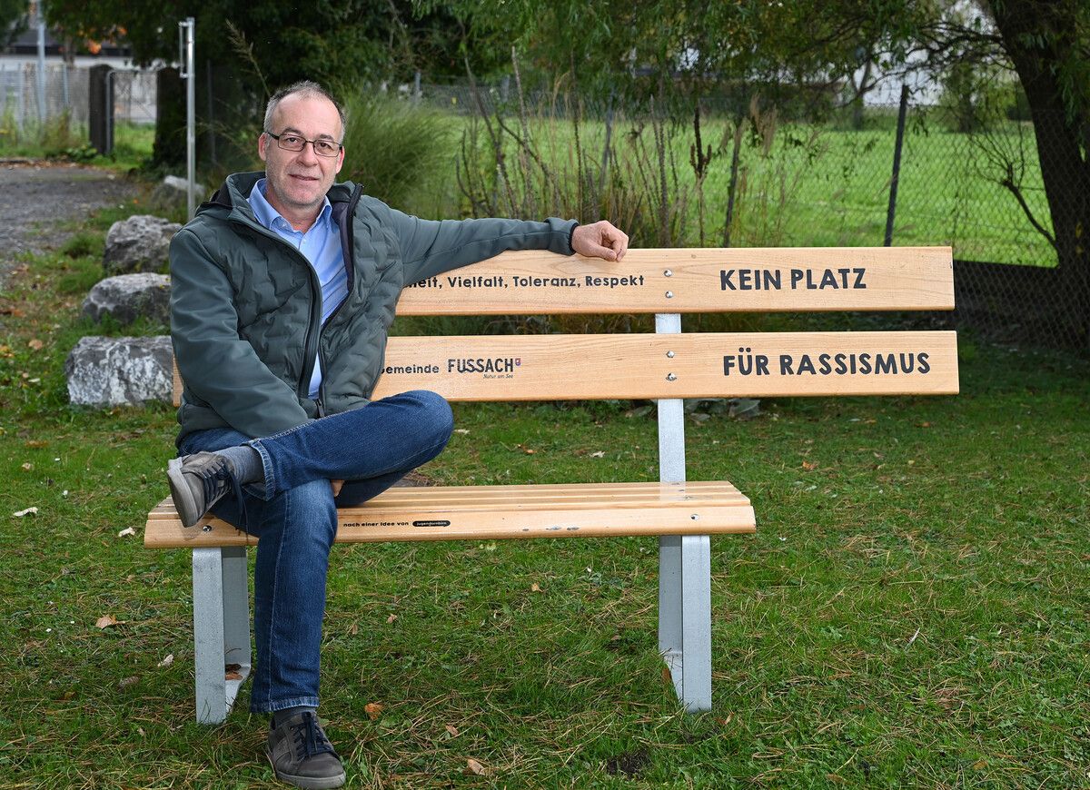 Bürgermeister Thomas Fitz testet die neue Bank. ⇒Andrea Fritz-Pinggera