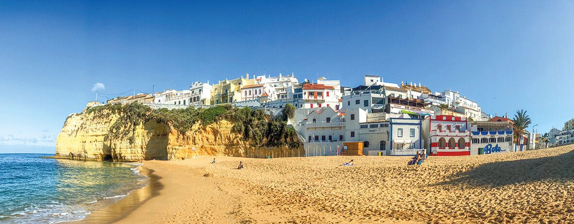 Carvoeiro besticht unter anderem durch seine Felsformationen entlang der Küste.⇒