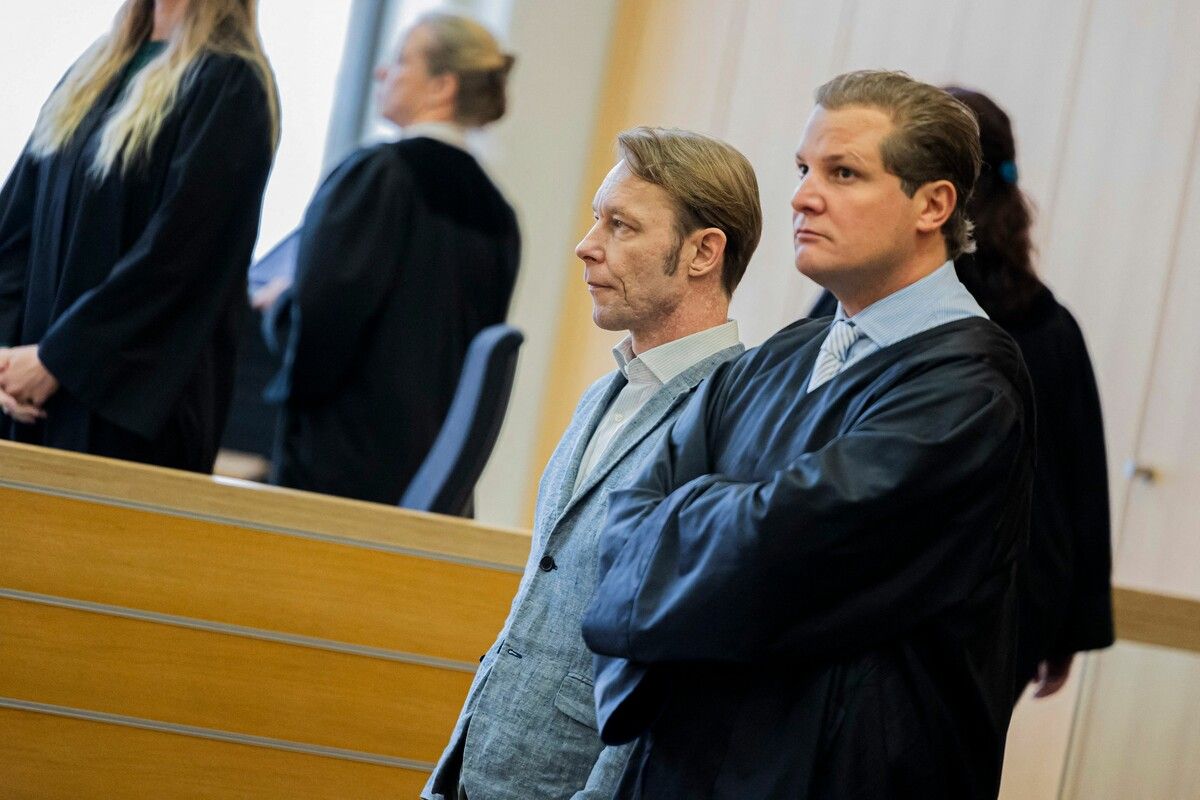Christian B. (links) mit seinem Anwalt Friedrich Fülscher bei Gericht. ⇒afp