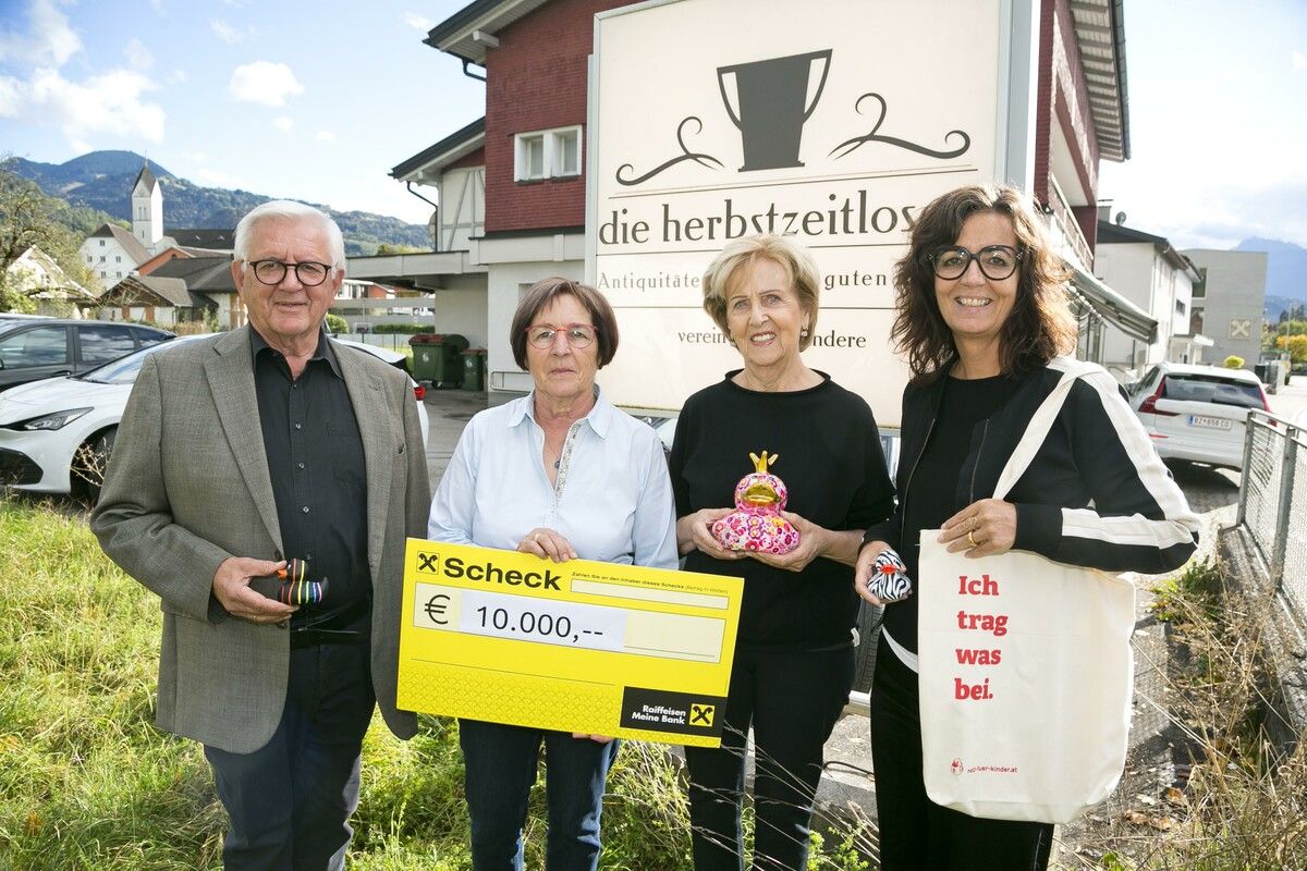 Conny Amann, Margit Fleisch, Brigitte Mathis und Franz Abbrederis bei der Scheckübergabe. ⇒Netz für Kinder/Mathis