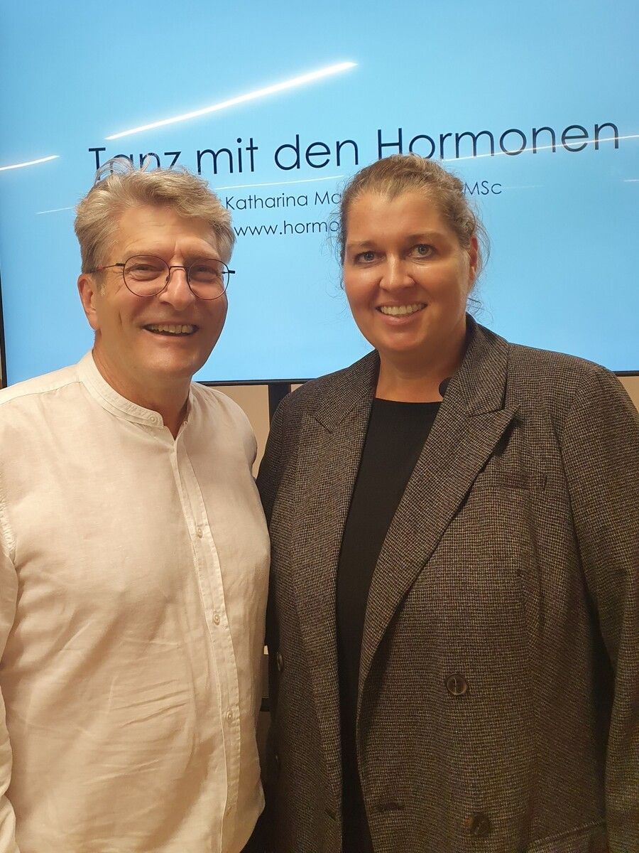 Damit der Tanz mit den Hormonen nicht zum Höllenritt wird, informierten Jürgen Rehak von der Rheinapotheke und Hormonwissenschaftlerin Dr. Katharina Maria Burkhardt in Gaißau über 120 Zuhörer.⇒Mennel