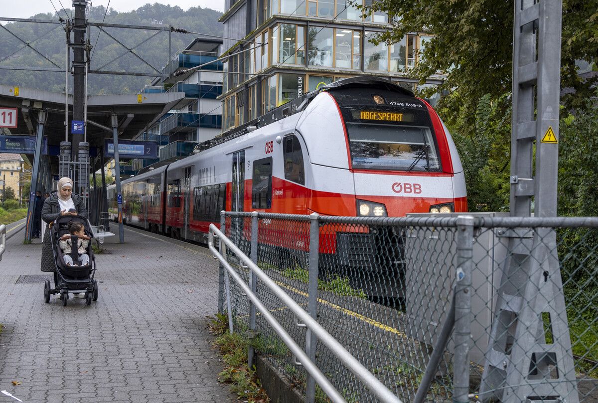 Damit Züge in Bregenz-Hafen auch künftig halten können, müssten der Bahnsteig und das Wendegleis um knapp 70 Meter verlängert werden. ⇒VN/Paulitsch