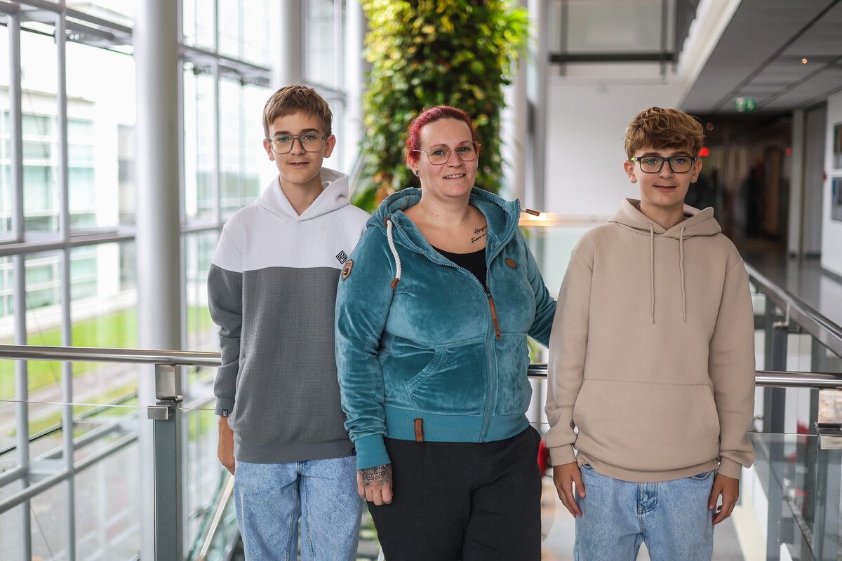 Daniela Holzer mit ihren Zwillingssöhnen Jason (rechts) und Justin. ⇒VN/Steurer