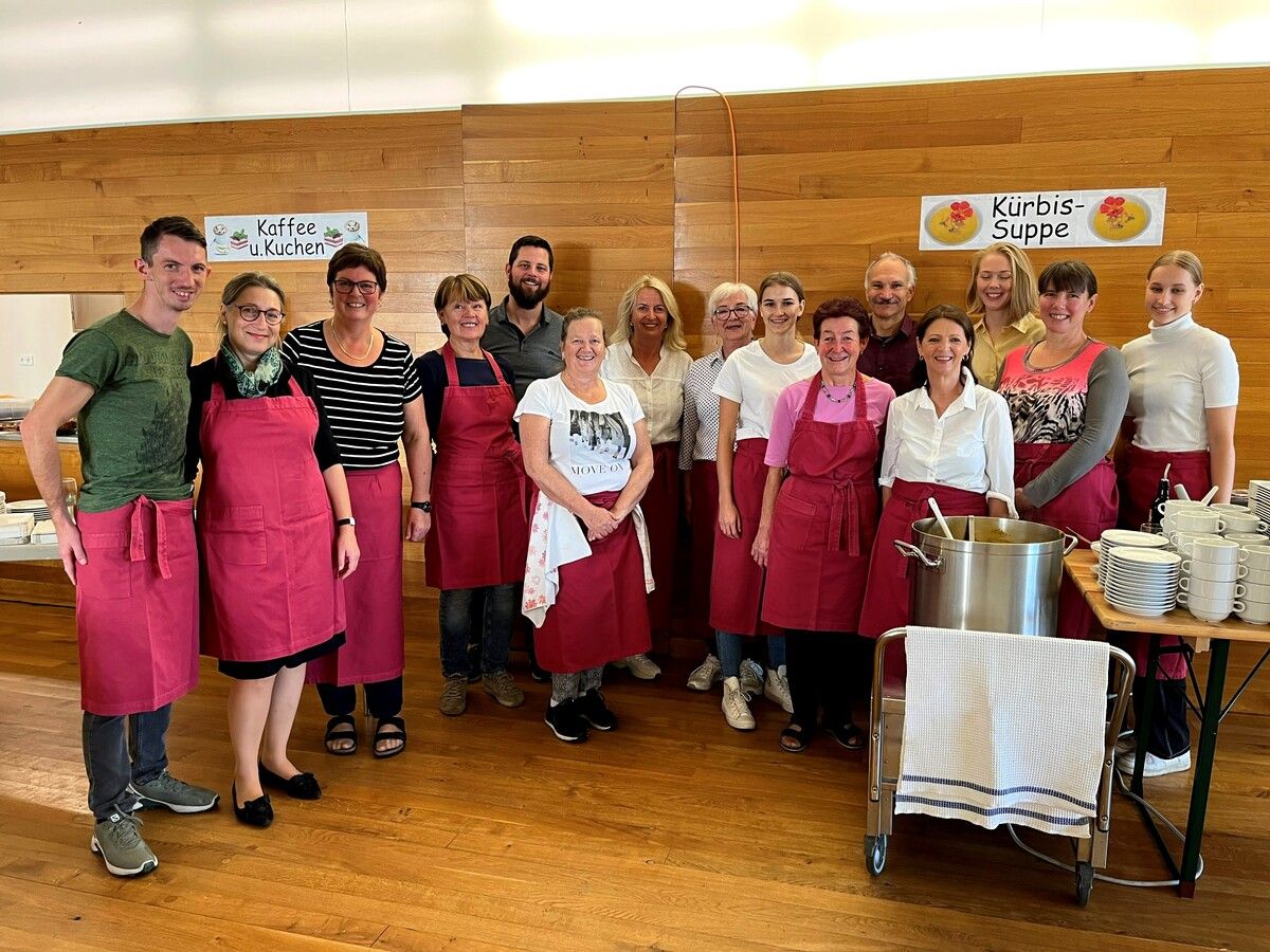 Das bewährte Team des Missionskreises und die Arbeitsgemeinschaft Katholischer Soldaten laden am Sonntag wieder zum „Kartoffeltag“ ins Lochauer Pfarrheim.⇒BMS