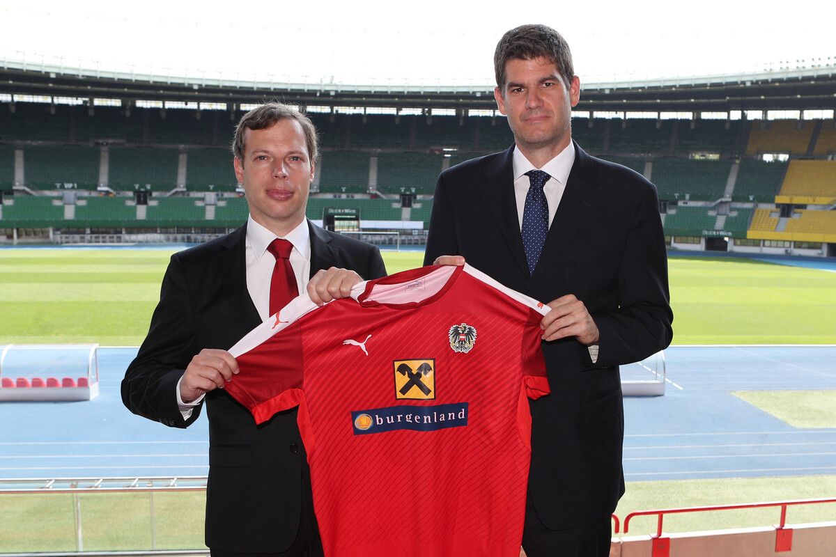 Das Bild aus dem Jahre 2016 trügt, das Trikot zwischen Thomas Hollerer (links) und Bernhard Neuhold war schon seit Jahren zerschnitten. Jetzt müssen beide gehen.⇒