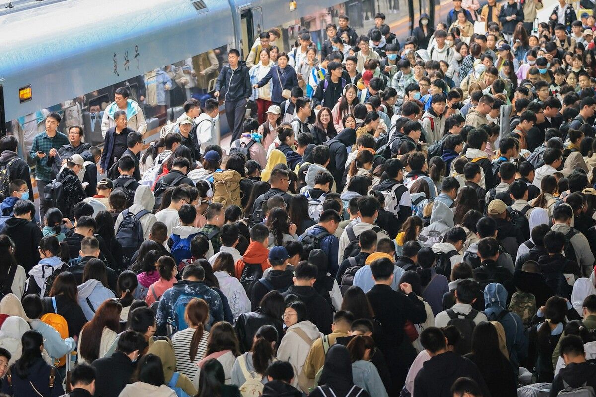 Das Bild zeigt Menschen, die nach den Feiertagen zum Nationalfeiertag in der ostchinesischen Provinz Jiangsu am Bahnhof Nanjing ankommen. AFP
