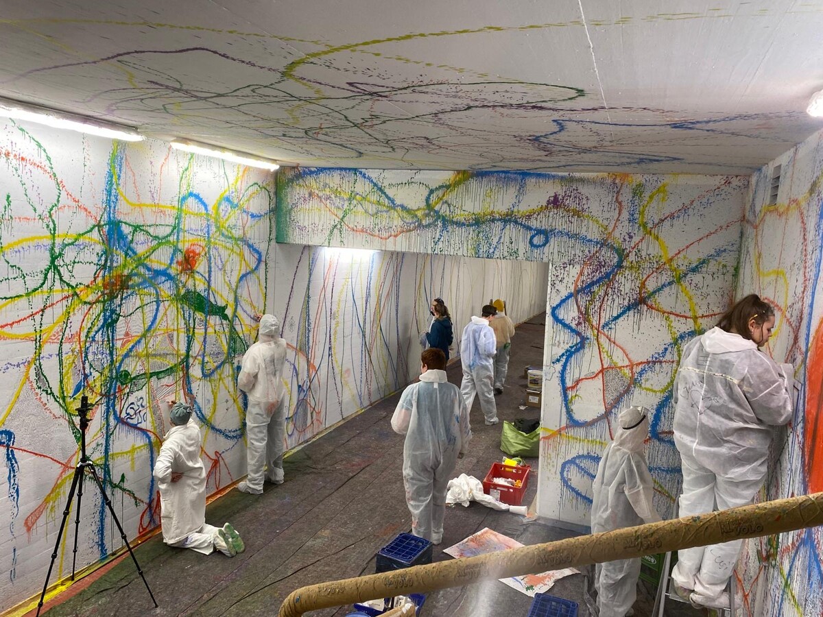 Das Kunstprojekt „COLLIDERSCOPE“ bringt Farbe und Licht in die Unterführung Rebberggasse.⇒Jugendservicestelle Feldkirch
