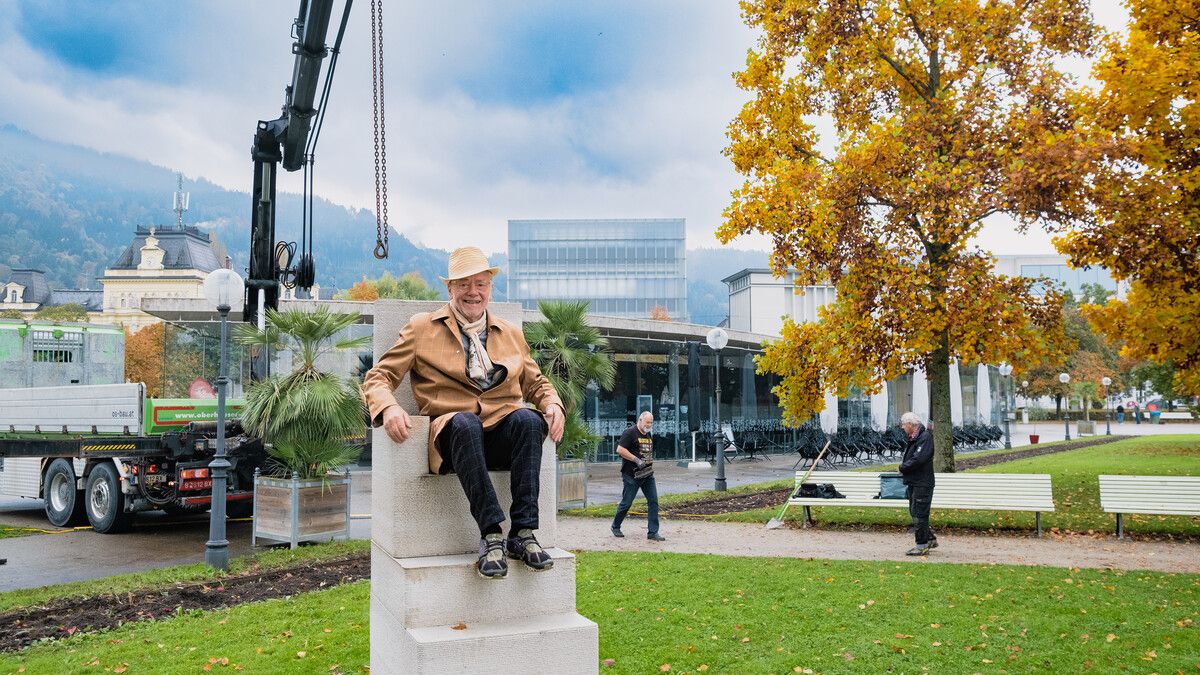 Das Kunstwerk fügt sich als skulpturale Installation in die Umgebung des Sees ein und erweitert den „Skulpturenpark am See“. ⇒Stadt Bregenz
