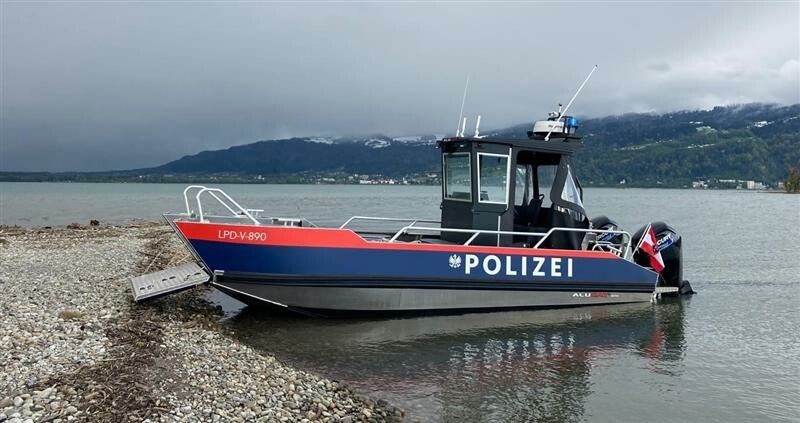 Das neue Flachwasserboot „V-890“ wird feierlich aus der Taufe gehoben und gesegnet. ⇒LPD