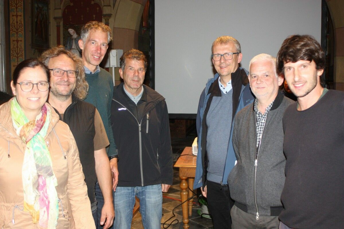 Das OK-Team des Rankweiler Paradiesgartens: Bürgermeisterin Katharina Wöß-Krall, Pfarrer Walter Juen, Mesner Martin Salzmann, Norbert Preg, Stephan Ender, Wilfried Amann und Architekt Trkuwitz. ⇒VN/TK