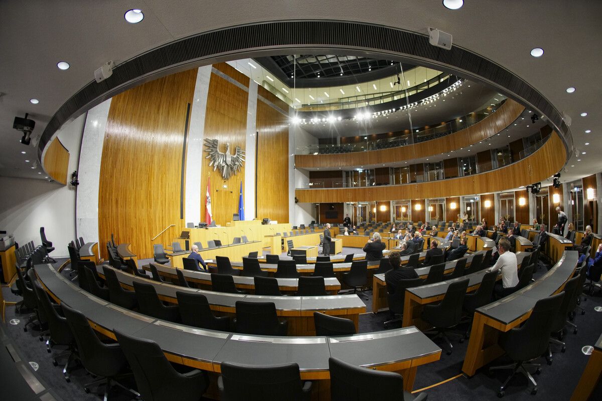 Das politische Kräfteverhältnis in Österreich hat sich verschoben. Nun ist eine Diskussion entflammt, wer künftig auf den Plätzen des Nationalratspräsidiums sitzen wird.⇒APA