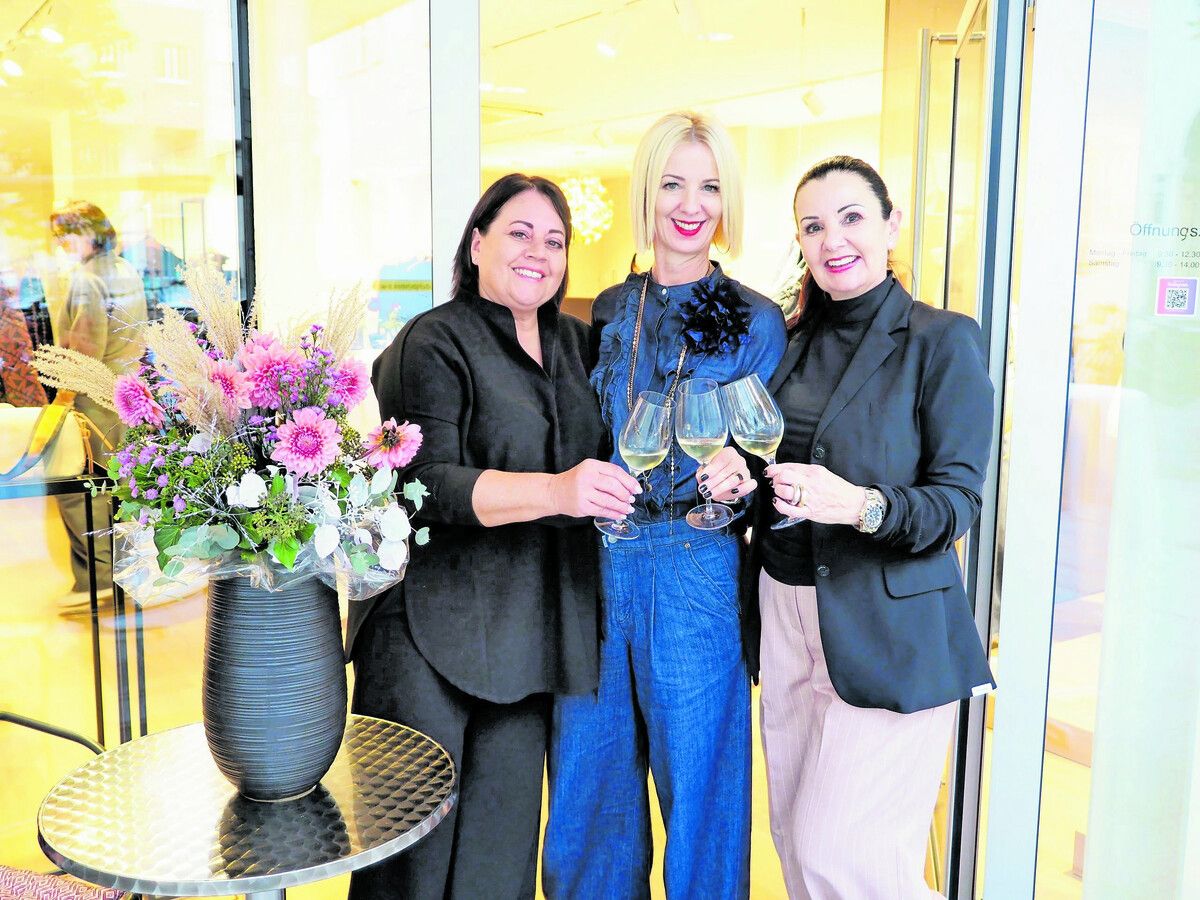 Das Schuhbar-Team mit Petra Gosch (Mitte), Verena Kopp-Dorfmann (r.) und Ingeborg Lerchenmüller bei der Jubiläumsfeier. ⇒sie