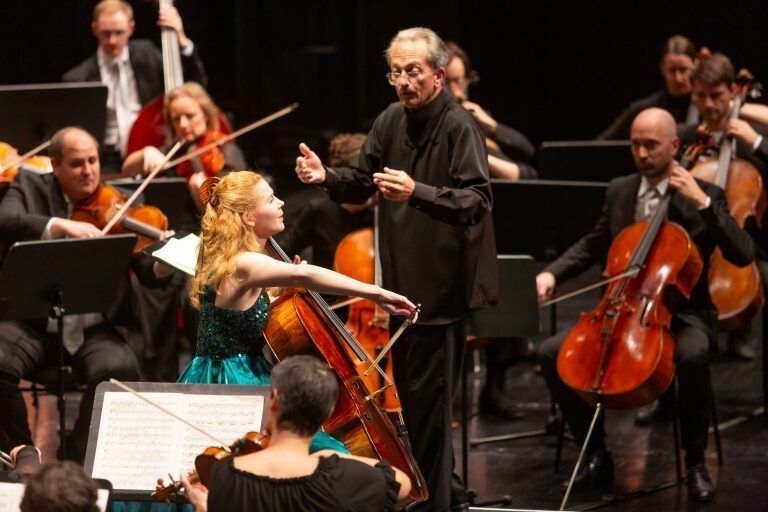 Das SOV unter der Leitung von Ehrendirigent Gérard Korsten und der Solistin am Violoncello, Harriet Krijgh. ⇒Dietmar Mathis
