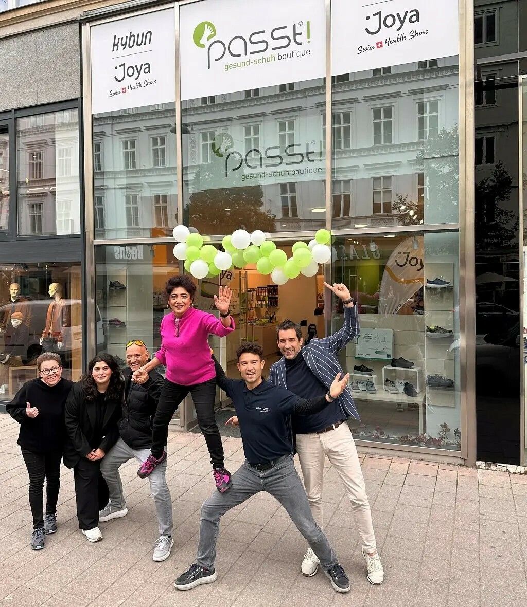 Das Team am Eröffnungstag der Passt!-Filiale in Wien. ⇒Kybun Joya