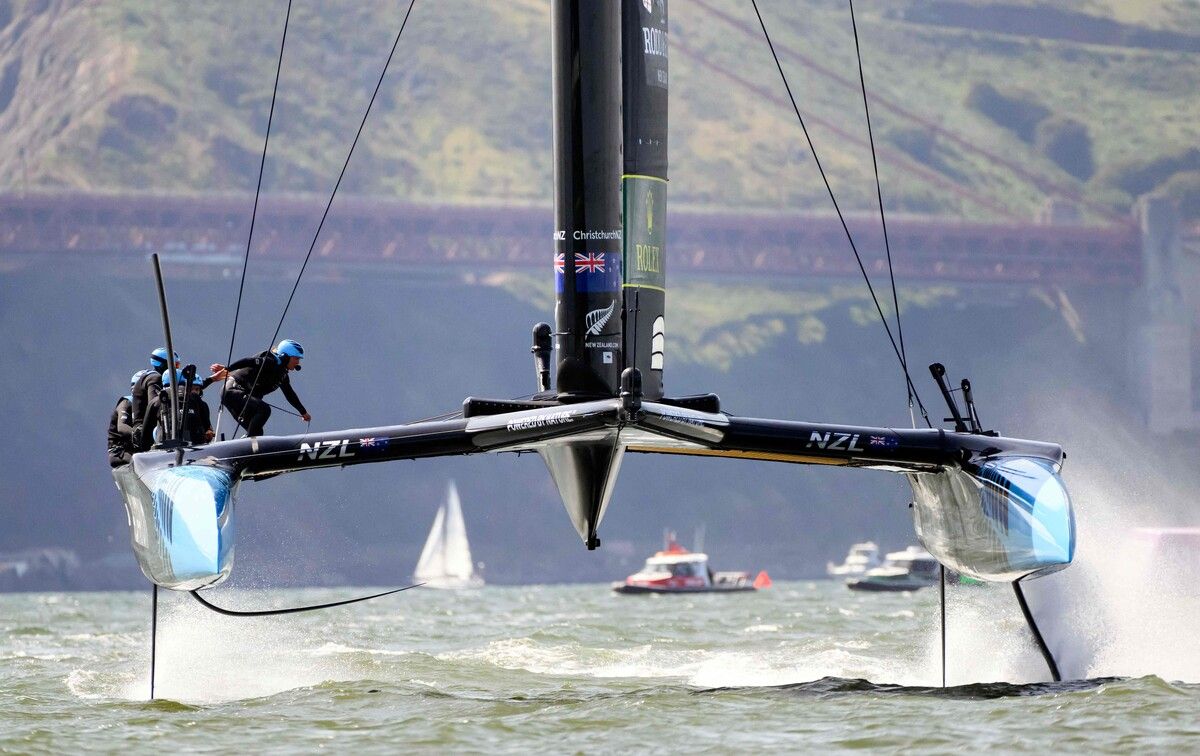 Das Team Neuseeland mit Skipper Peter Burling „fliegt“ beim America‘s Cup vor Barcelona der erfolgreichen Titelverteidigung entgegen.⇒APA