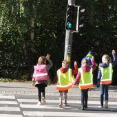 Den Schulweg zu Fuß bestreiten