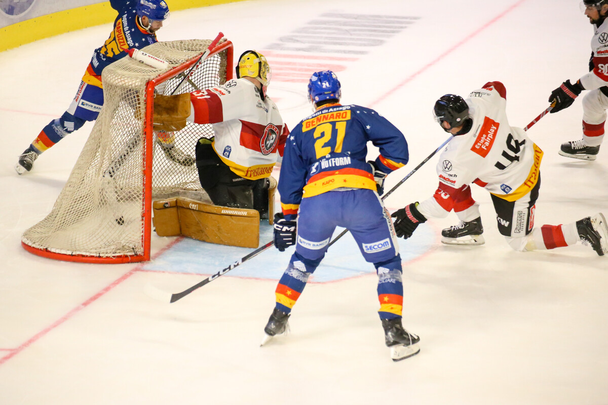 David Madlener im Tor der Pioneers war gegen Asiago ein sicherer Rückhalt. Verteidiger Roni Allén (rechts) bereitete den dritten Treffer vor.⇒Asiago Hockey