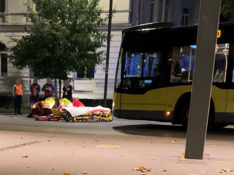 Der 69-Jährige erlitt schwere Verletzungen und wurde an der Unfallstelle von der Rettung und dem Notarzt erstversorgt.⇒vol
