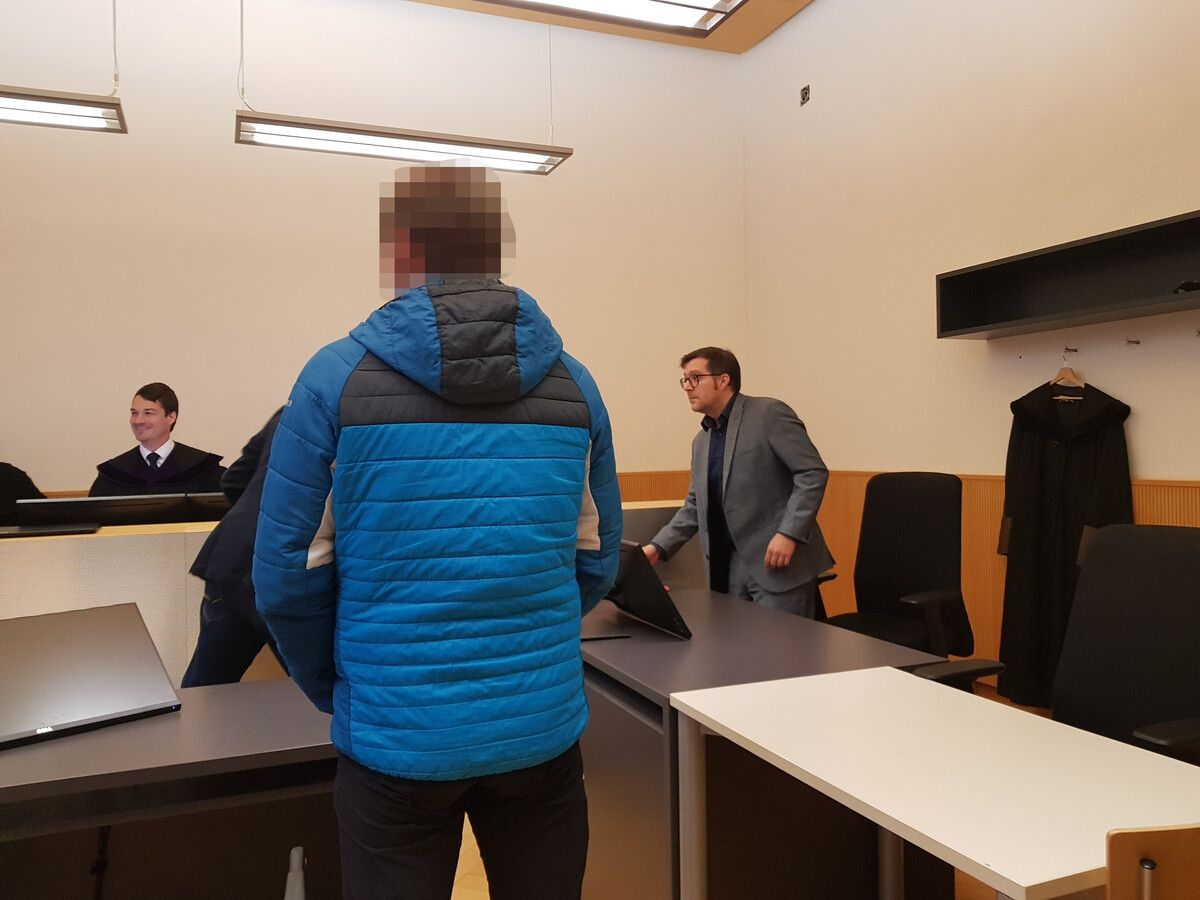 Der Angeklagte zeigte sich vor Gericht geständig und gab sich weinerlich. ⇒Eckert