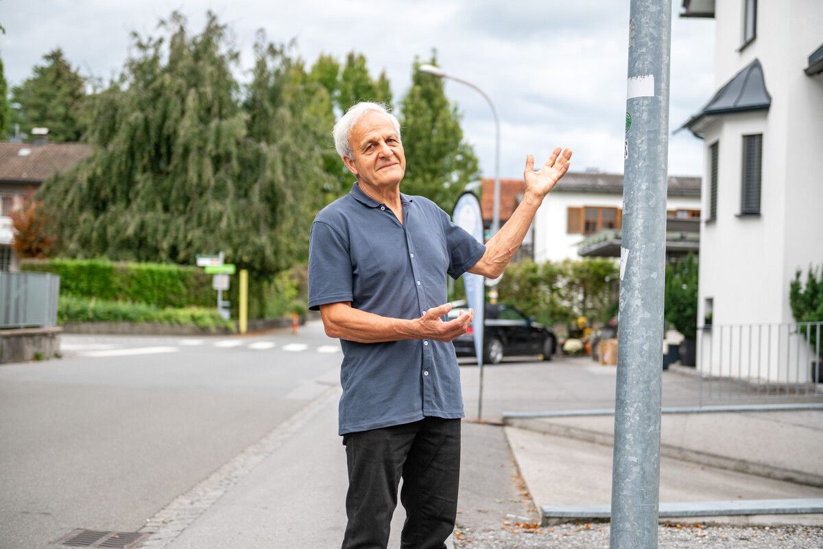Der Bitschi ist nicht mehr da. Günter Fitz ärgerte sich über das politische Werbeplakat. ⇒VN/Rhomberg