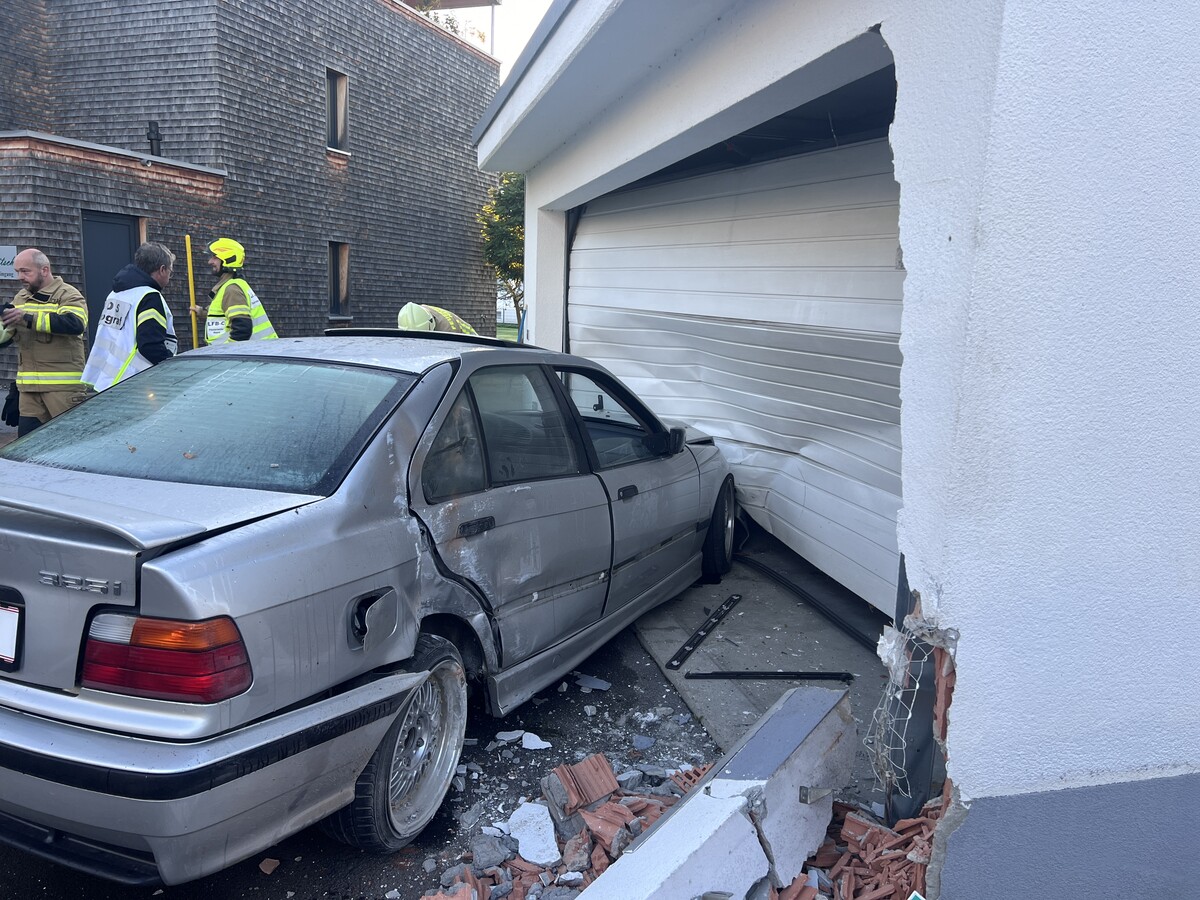 Der BMW des Jugendlichen und das Garagentor wurden durch den Unfall erheblich beschädigt. ⇒Ronald Vlach