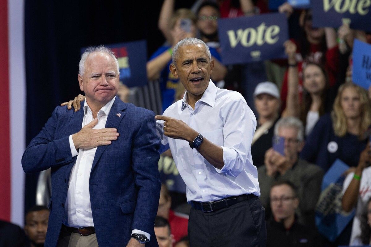 Der demokratische Vizepräsidentschaftskandidat Tim Walz und der ehemalige US-Präsident Barack Obama bei einer Veranstaltung in Wisconsin. AFP