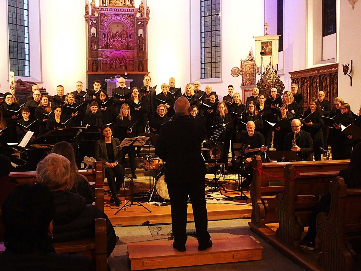Der Kammerchor Vocale Neuburg unter Oskar Egle nahm für die Jazzmesse mit 40 Sängerinnen und Sängern im Altarraum Aufstellung. ⇒ritz jurmann